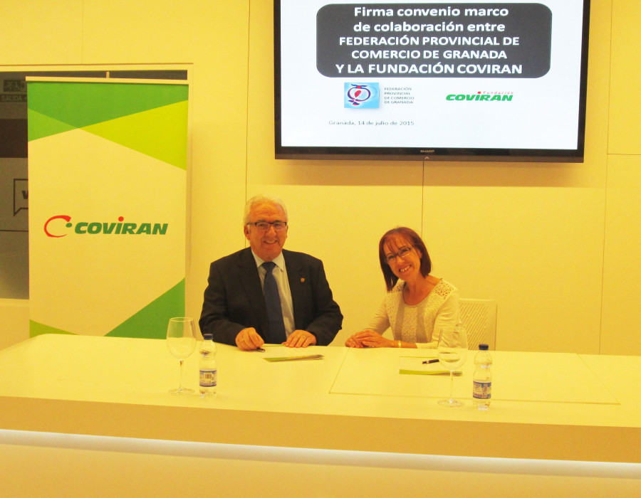 Antonio Robles Lizancos, presidente de la Fundación Covirán, y María Castillo, presidenta de  la Federación Granadina de Comercio.