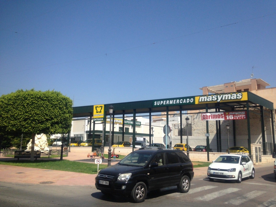 El nuevo supermercado cuenta con una plantilla de 20 empleados y ocupa una superficie total de 1.200 m2.
