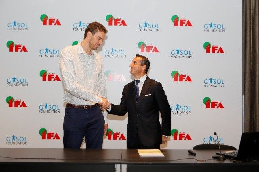 Pau Gasol, junto a Juan Manuel Morales, director general de Grupo Ifa, durante la presentación del acuerdo.
