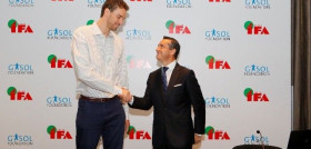 Pau Gasol, junto a Juan Manuel Morales, director general de Grupo Ifa, durante la presentación del acuerdo.