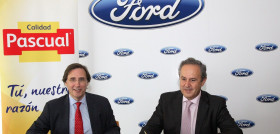 Tomás Pascual Sanz, presidente de Calidad Pascual; y Carlos Artola, director de Flotas de Ford España.