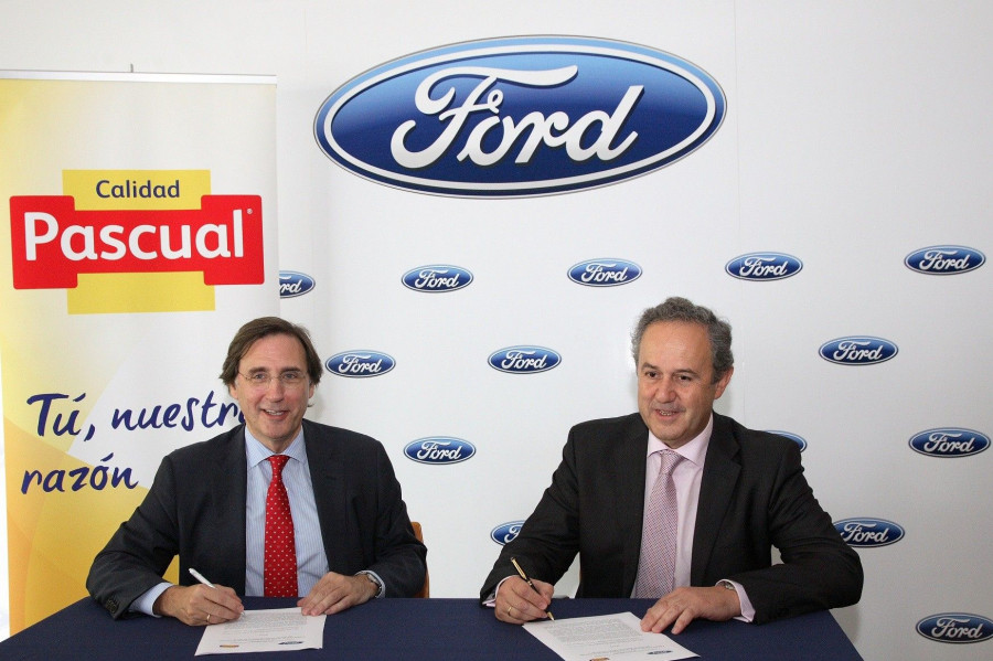 Tomás Pascual Sanz, presidente de Calidad Pascual; y Carlos Artola, director de Flotas de Ford España.