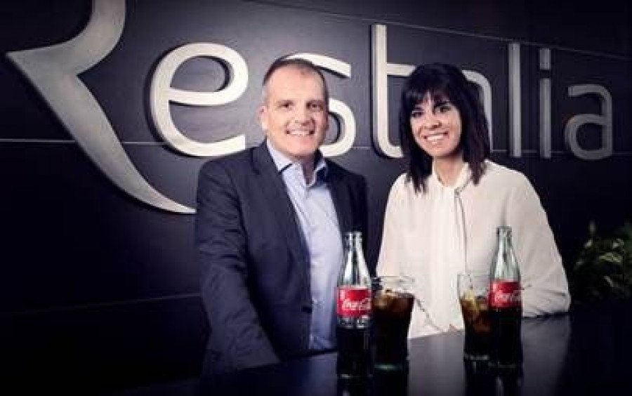 Francesc Cosano, director corporativo de Operaciones de Coca-Cola Iberian Partners, y Virginia Donado, consejera delegada de Restalia.