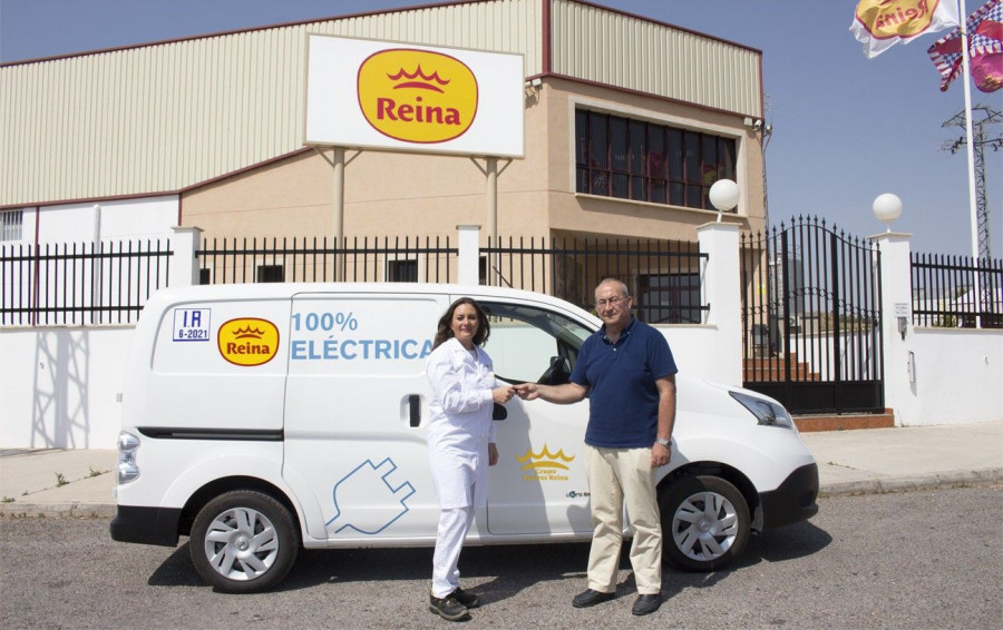 La entrega del vehículo se ha realizado en las oficinas centrales de la compañía de postres.