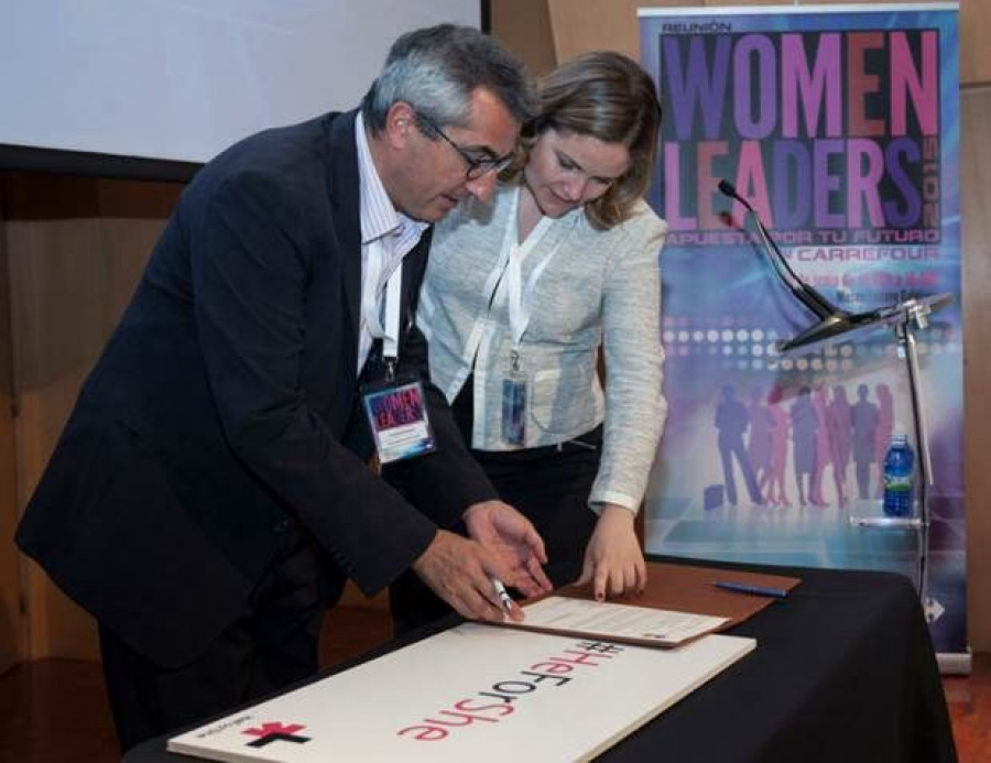 Pascal Clouzard, director general de Carrefour, e  Isabel Garro, directora general de Red Pacto Mundial España, durante la firma del acuerdo.