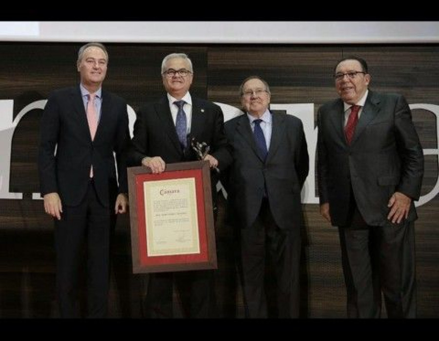 José Juan Fornés en el momento de recibir la medalla.