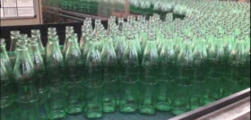 Estas botellas son, por añadidura, más ligeras, lo que ha hecho posible fabricar 1,2 botellas nuevas por cada unidad reciclada.