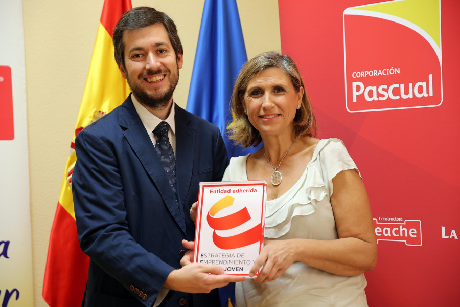 Pilar Pascual Gómez-Cuétara, consejera de Corporación Empresarial Pascual, recibe el sello.