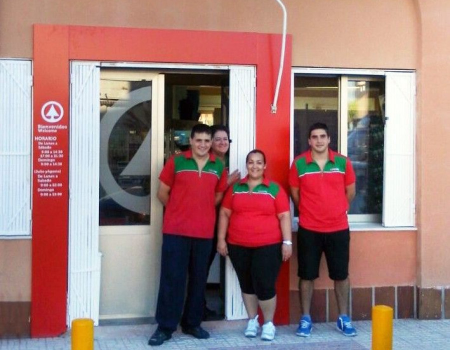 Este establecimiento Spar dispone de sección de frutería y de panadería, en sus 140 m2 de sala de venta.