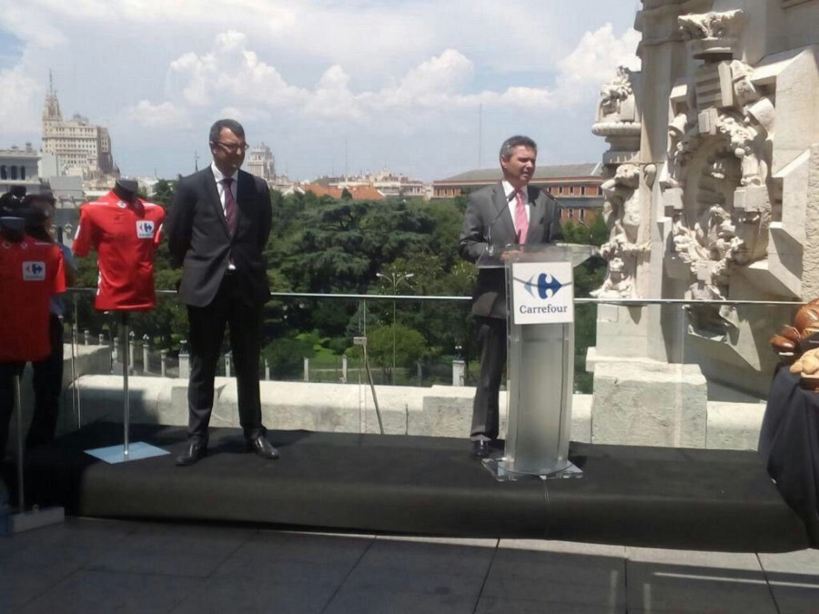 El director general de Unipublic, Javier Guillén (izquierda), junto a Miguel Ángel Conesa, director de Marketing de Carrefour.