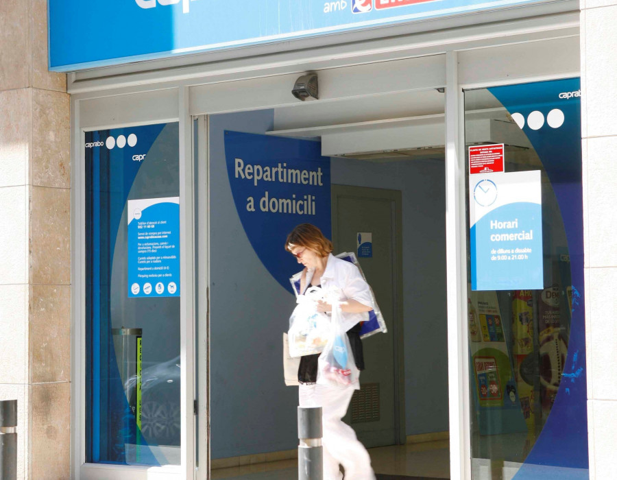 La tienda tiene una superficie comercial de 400 m2.
