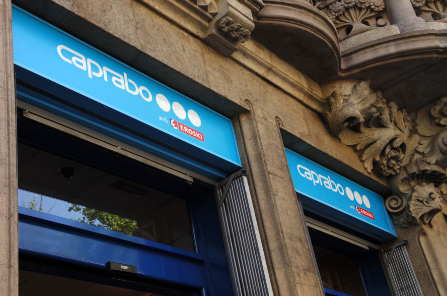 El nuevo supermercado tiene 327 metros cuadrados y da empleo a seis personas.