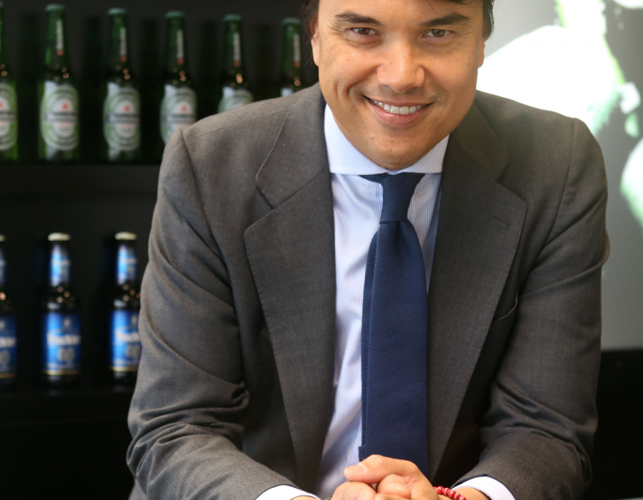 Arturo Pérez Wong recibe el premio de Dirigente del Año de la Dirección Comercial 2015.