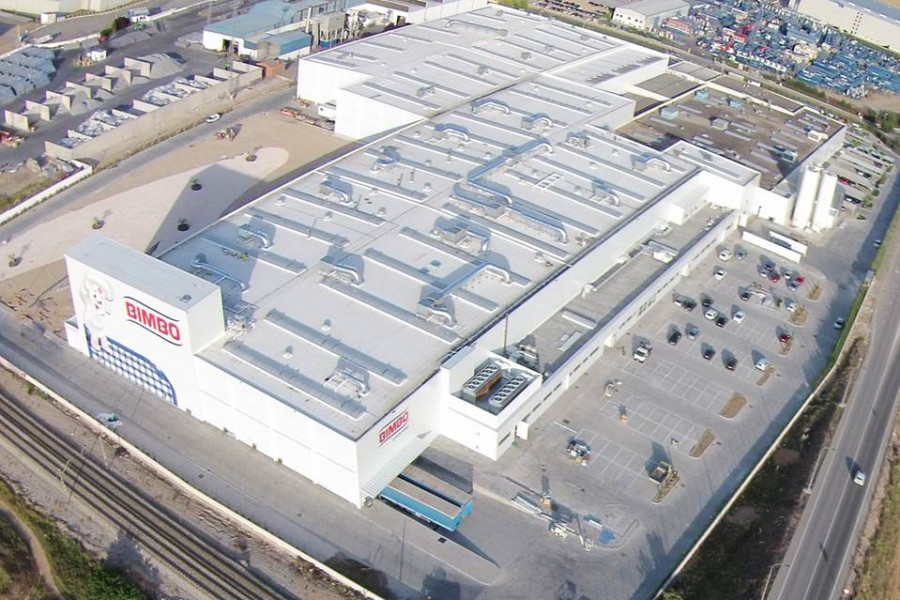 La planta, que ocupa una superficie construida de más de 31.000 m2, cuenta con el horno de pan más grande del mundo.