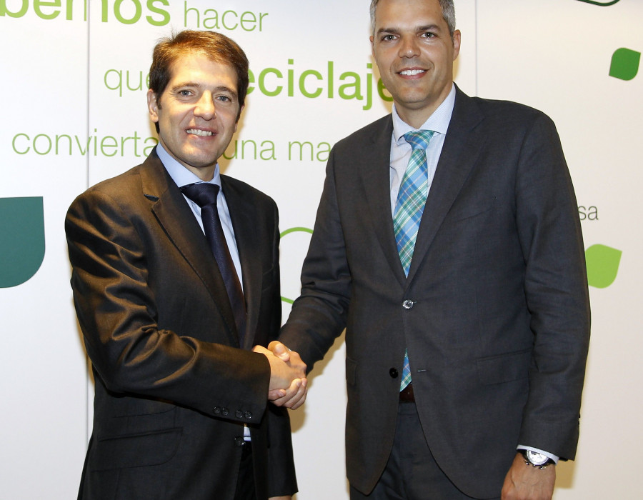Enrique Orge, director de la división Europa de Grupo Calvo, y Óscar Martín, consejero delegado de Ecoembes.