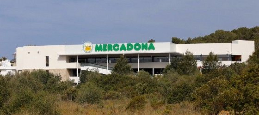El Mercadona, situado en Sant Antoni de Portmany, cuenta con una superficie de sala de ventas de 1.700 m2.