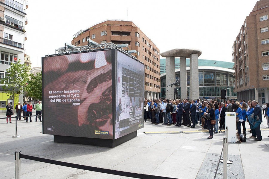 El monumento al hostelero ha sido ubicado en el centro de Madrid.