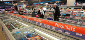La nueva generación de supermercados Caprabo, con pasillos más anchos, estanterías más bajas, facilita la visualización de los espacios.