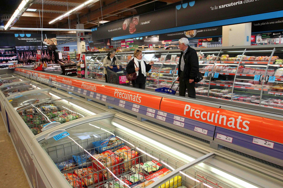La nueva generación de supermercados Caprabo, con pasillos más anchos, estanterías más bajas, facilita la visualización de los espacios.