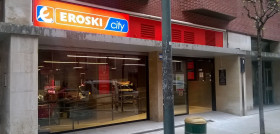 Bajo la enseña EROSKI/city, situado en la calle Islas Canarias, 47, dispone de 3.500 productos en sus más de 560 metros cuadrados.