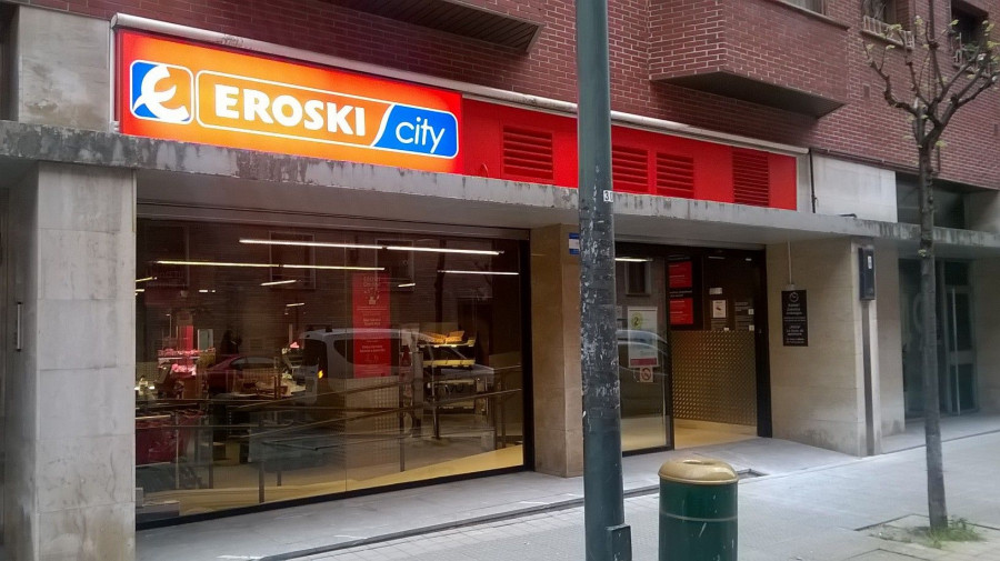 Bajo la enseña EROSKI/city, situado en la calle Islas Canarias, 47, dispone de 3.500 productos en sus más de 560 metros cuadrados.