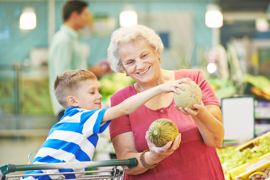 El mayor número de personas ancianas viviendo solas son un reto para el mercado de gran consumo.