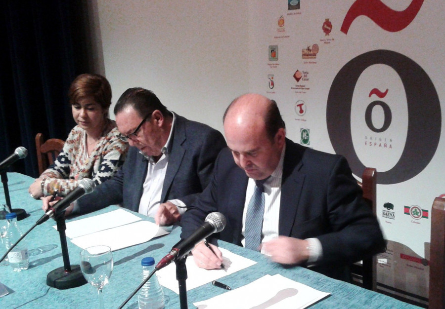 Momento de la firma del convenio de colaboración.