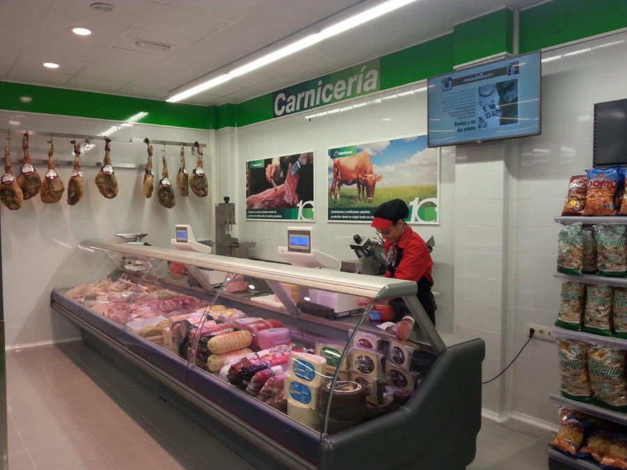 La sala de ventas ofrece las secciones de carnicería y charcutería tradicional.