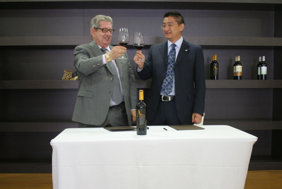 El presidente de Bodegas Luzón, José Fuertes, resaltó la importancia del acuerdo.