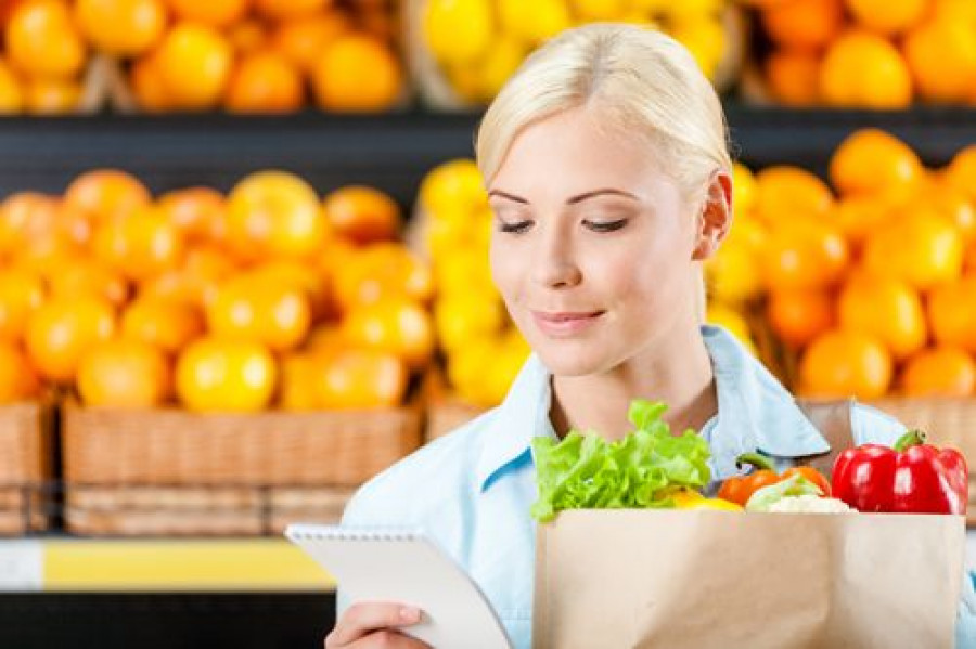 Compradora frutas123rf b 3169