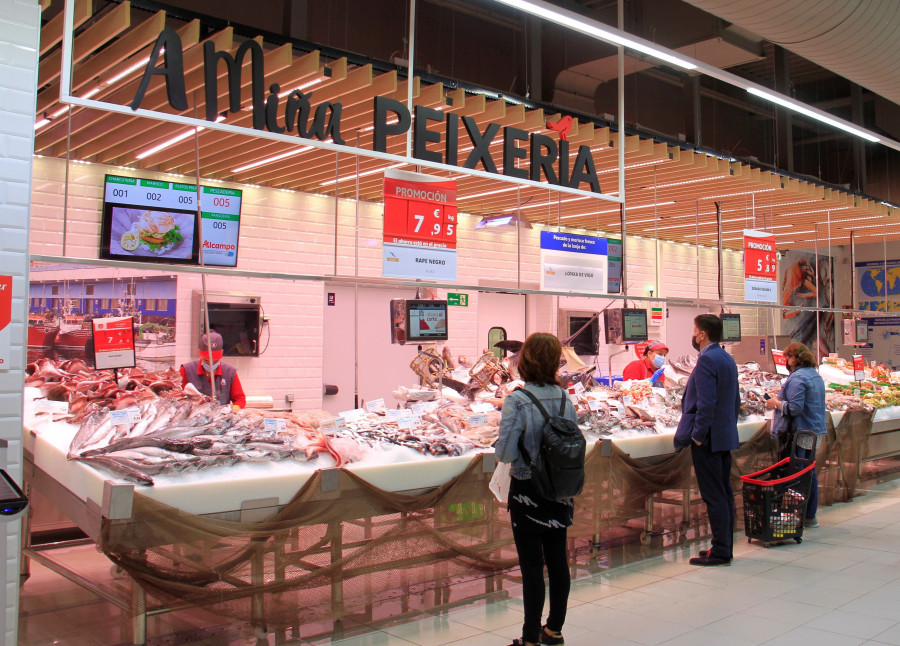 La oferta de alimentación supone el 83% del total, con protagonismo los productos frescos de carnicería, platos preparados, pescadería, panadería y pastelería, contando además, con un mostrador 