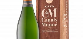 Cava X10 se presenta en un estuche de madera.