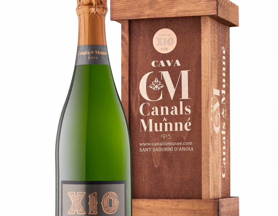 Cava X10 se presenta en un estuche de madera.