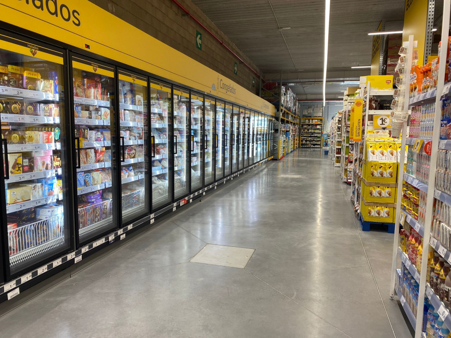 Carrefour ha simplificado al máximo la iluminación, decoración y el mobiliario.