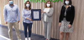Representantes de ambas entidades durante la entrega del reconocimiento.