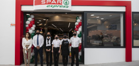 El equipo de SPAR Express El Pajar durante su apertura hoy