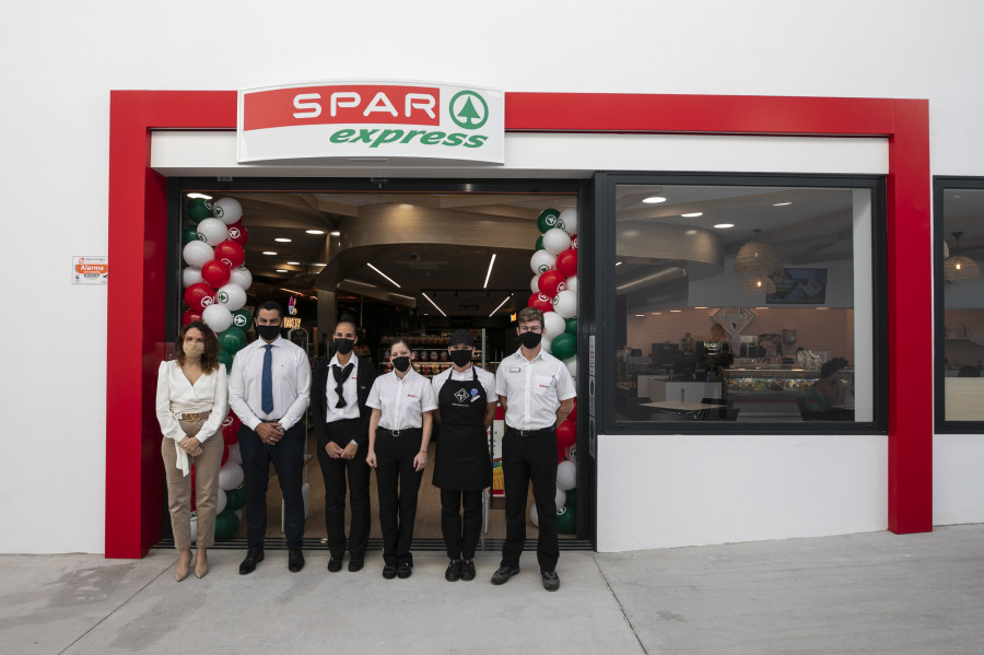 El equipo de SPAR Express El Pajar durante su apertura hoy