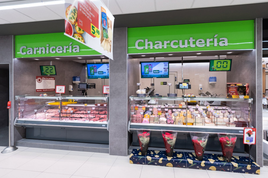 El establecimiento cuenta con secciones de fresco como charcutería y carnicería