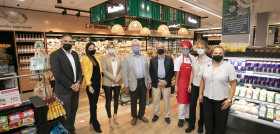 El equipo de tienda y la directiva de SPAR Gran Canaria durante la reapertura