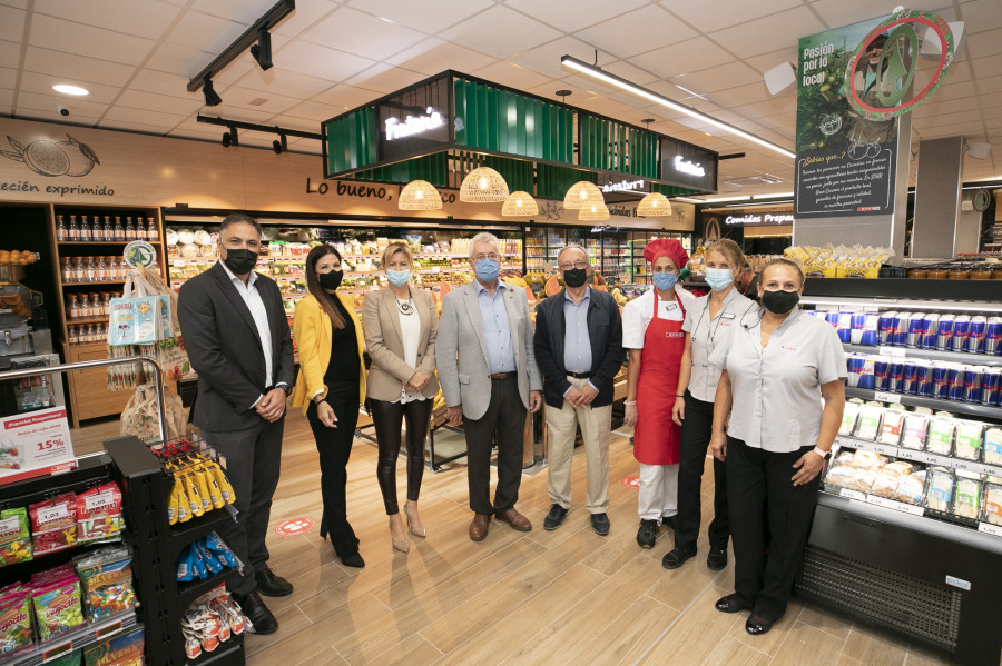 El equipo de tienda y la directiva de SPAR Gran Canaria durante la reapertura