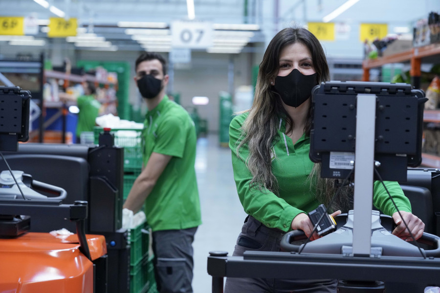 Trabajadores en la Colmena de Madrid de Mercadona