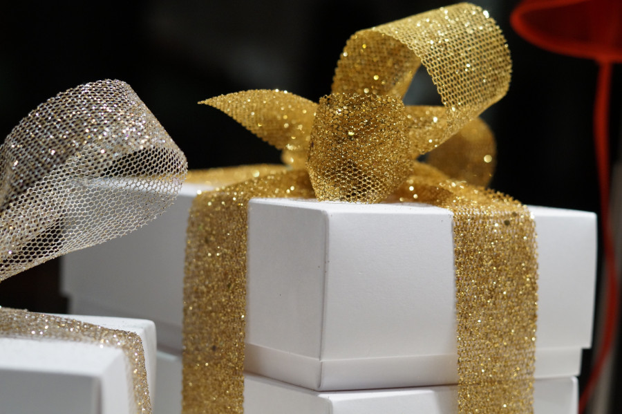 Gift box closeup christmas ribbon gifts 526423 pxhere