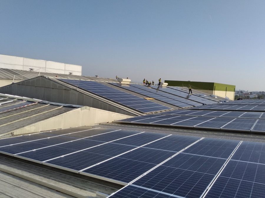 Técnicos realizando la instalación de modulos solares de la instalación de Sovena