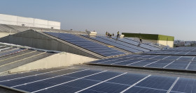 Técnicos realizando la instalación de modulos solares de la instalación de Sovena