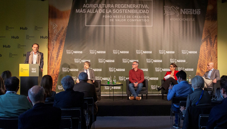 1322   NP Foro Nestlé De izq. a dcha Jacques Reber (atril), Jordi Fernández (moderador), Francesc Font, Hélène Papper y Eduardo de Miguel