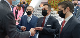 20220404 FOTO El rey saluda a Tomás y Rafael Fuertes y Juan Antonio Cánovas