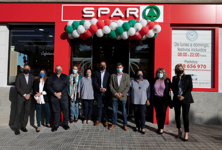 Representantes de SPAR Gran Canaria junto al alcalde de Santa Lucía de Tirajana, Francisco García, durante el acto de inauguración de SPAR San Nicolás de Bari celebrado ayer