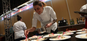 Lucía Grávalos emplatando el taco de pollo en el Restaurante Avianza