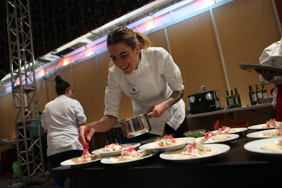 Lucía Grávalos emplatando el taco de pollo en el Restaurante Avianza