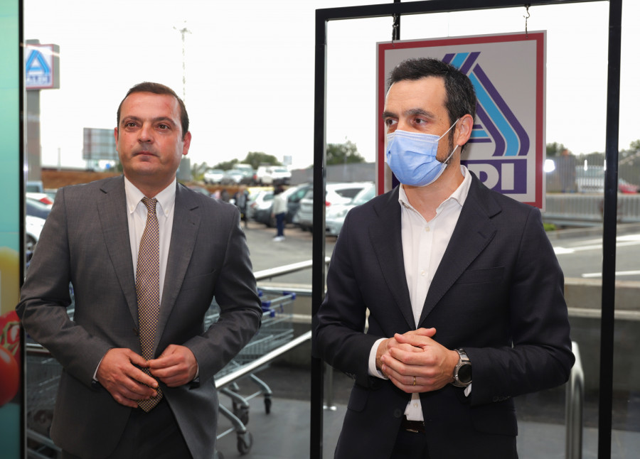 De izquierda a derecha Andrés Martínez, alcalde de Peñíscola, y Richard Navarro, responsable de Expansión de ALDI 1